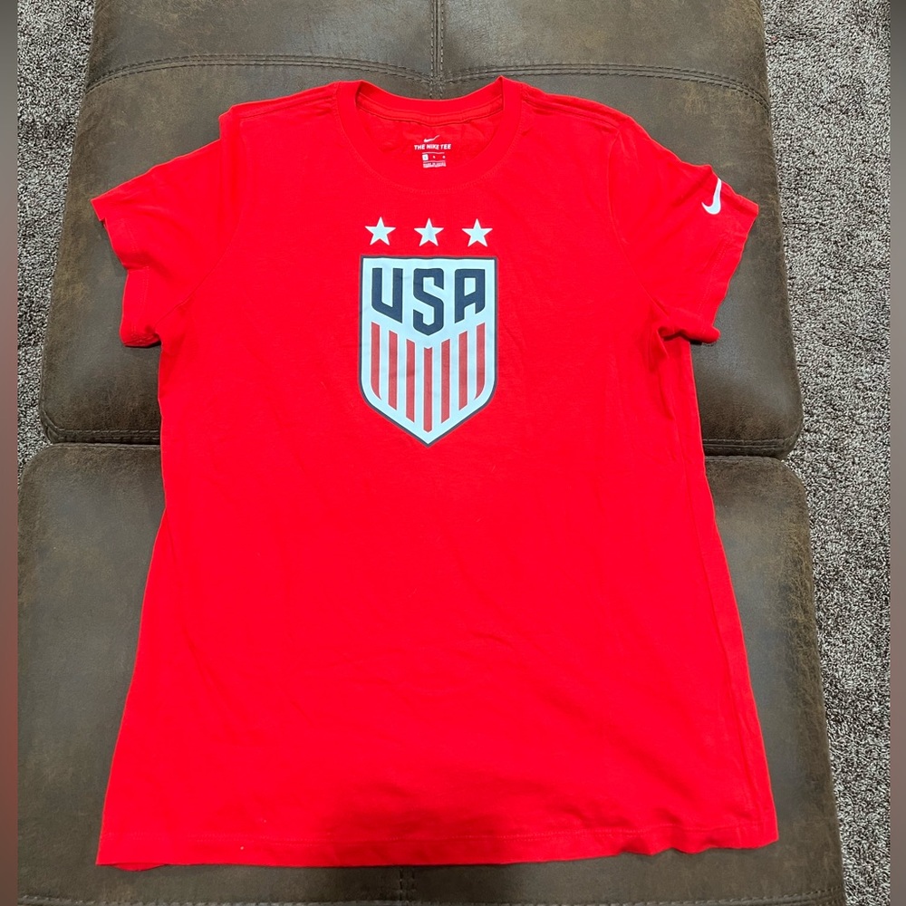The Nike Tee shirt Red men’s Large shirt sleeve